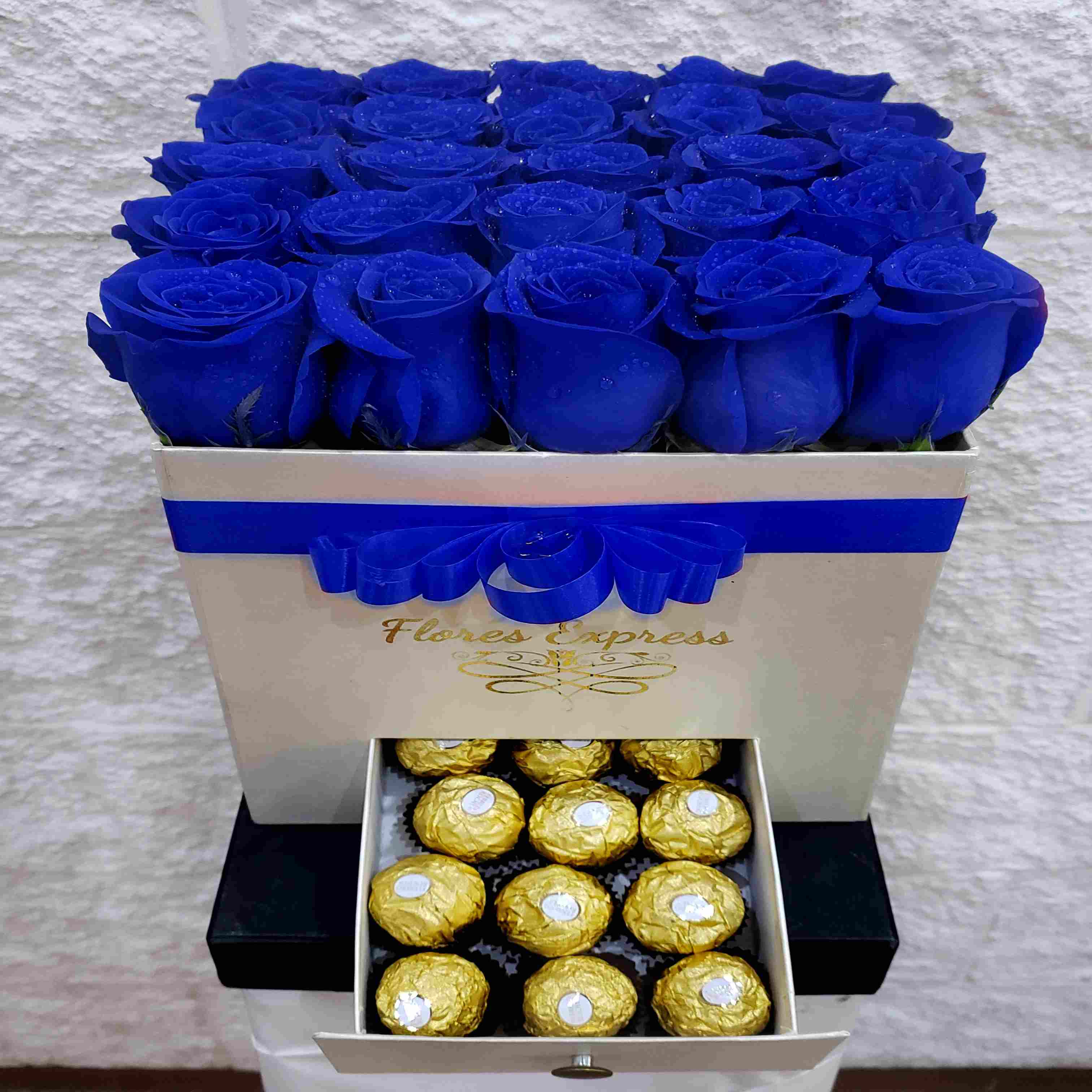 Foto de CAJA 25 ROSAS BLUE con FERRERO ROCHER